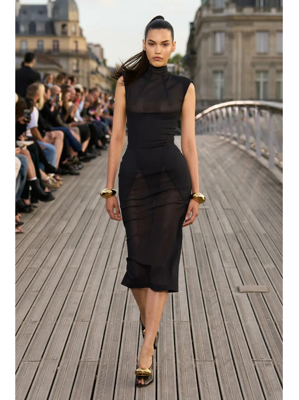 Платья 2024 тренды фото Iza Dantas The Society