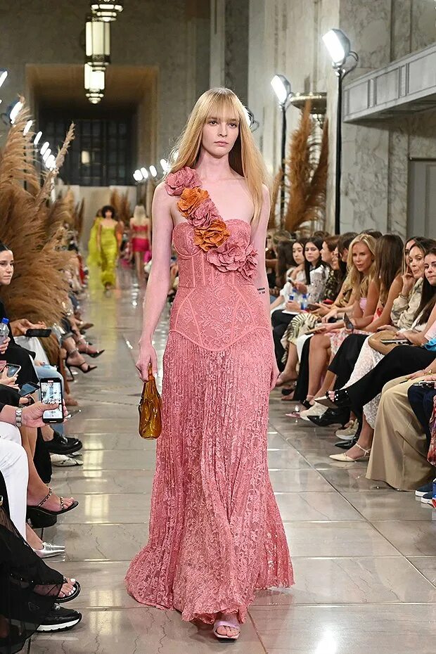 Платья 2024 тренды фото Модные платья на лето 2024 года. Тенденции и новинки мировых подиумов - Рамблер/