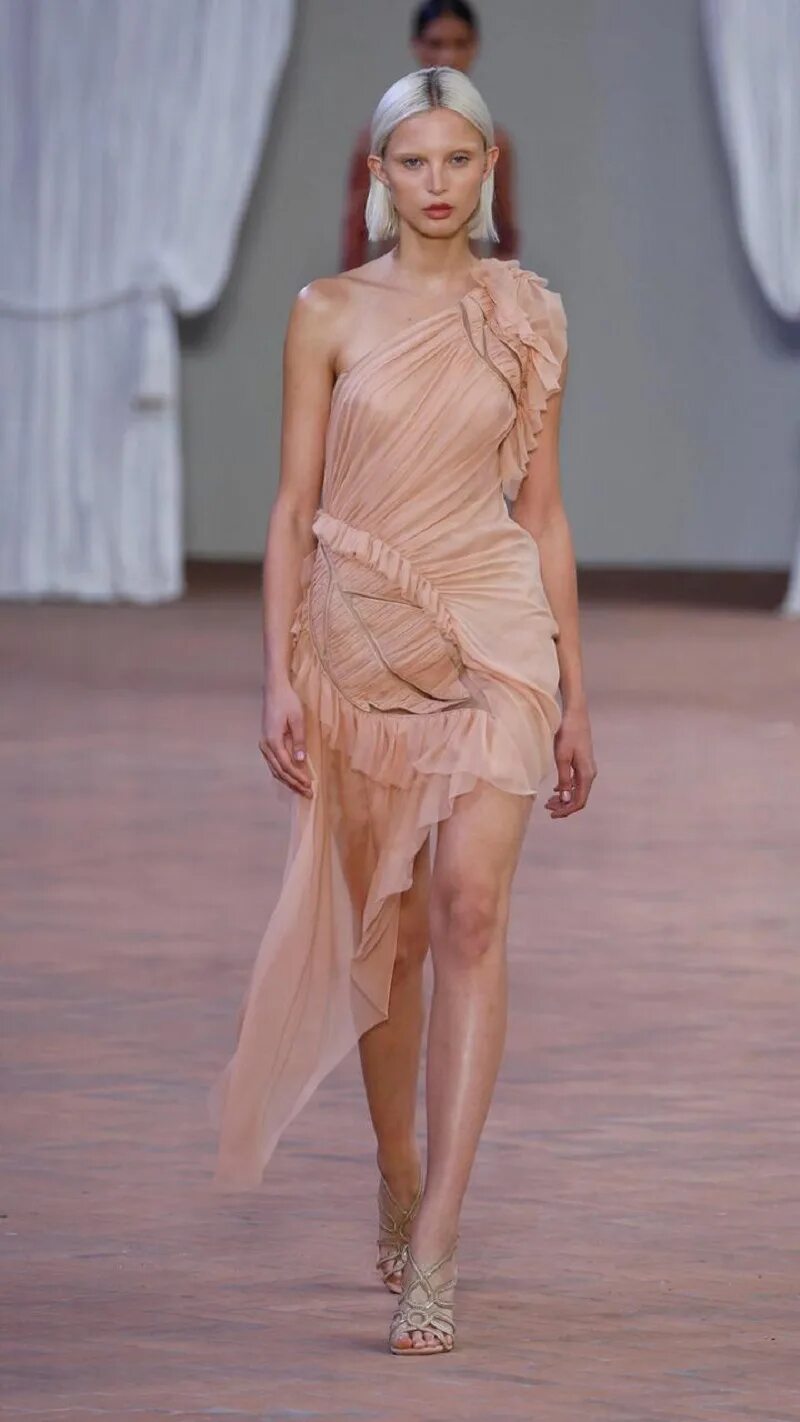 Платья 2025 тренды фото Тренды весны-лета 2024 года от модного эксперта Варвары Ферштут - RuNews24.ru - 