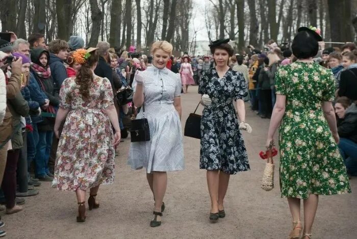 Платья 45 годов фото Какой была мода послевоенных лет, или Что носили женщины, когда страна голодала