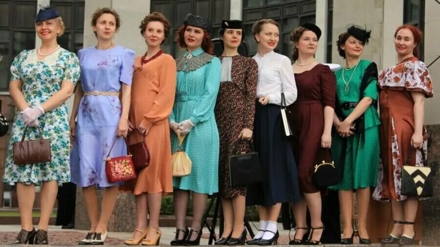 Платья 45 годов фото Без каблуков ты не женщина!" Сеть вспоминает, как одевались граждане СССР НОВЫЕ 