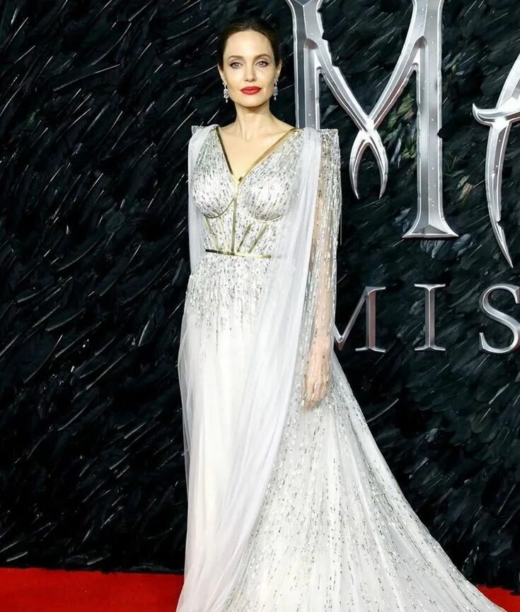 Платья анджелины фото Angelina Jolie in London for the premier of Mleficent 2-nd movie,9 october 2019.