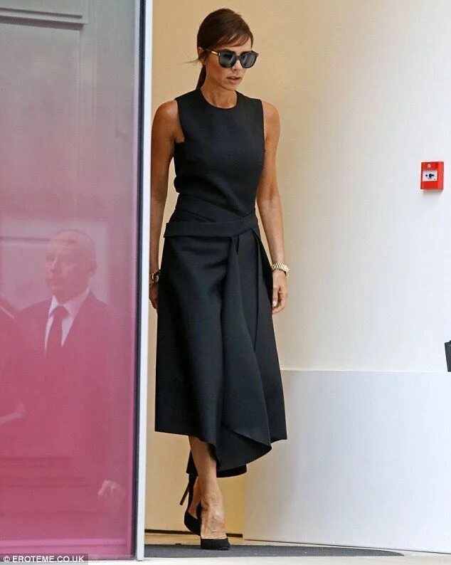 Платья бекхэм фото Victoria Beckham debuts chic new side fringe Victoria beckham style, Victoria be