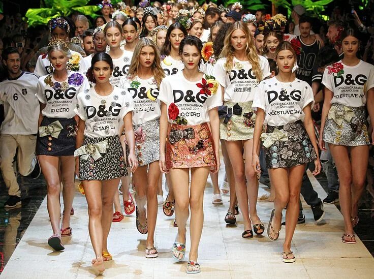 Платья бренды фото Jetzt kaufen! Die T-Shirts #therealfake von Dolce & Gabbana Fashion show, Dolce 