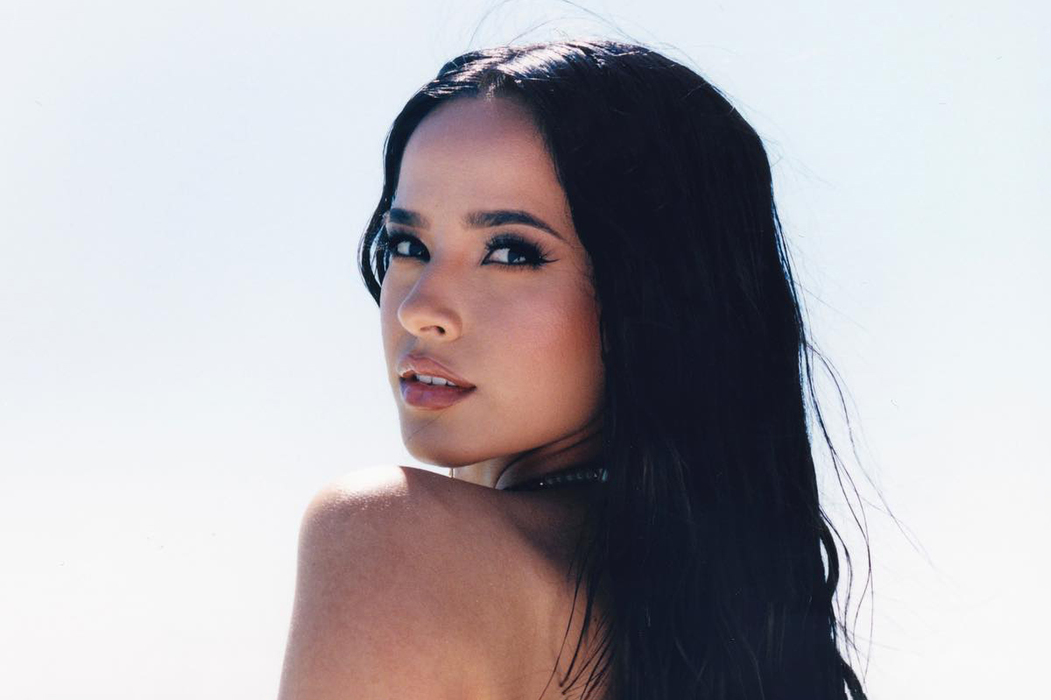 Платья чулок фото Невеста футболиста MLS в прозрачном платье посетила латинскую премию "Грэмми": ф