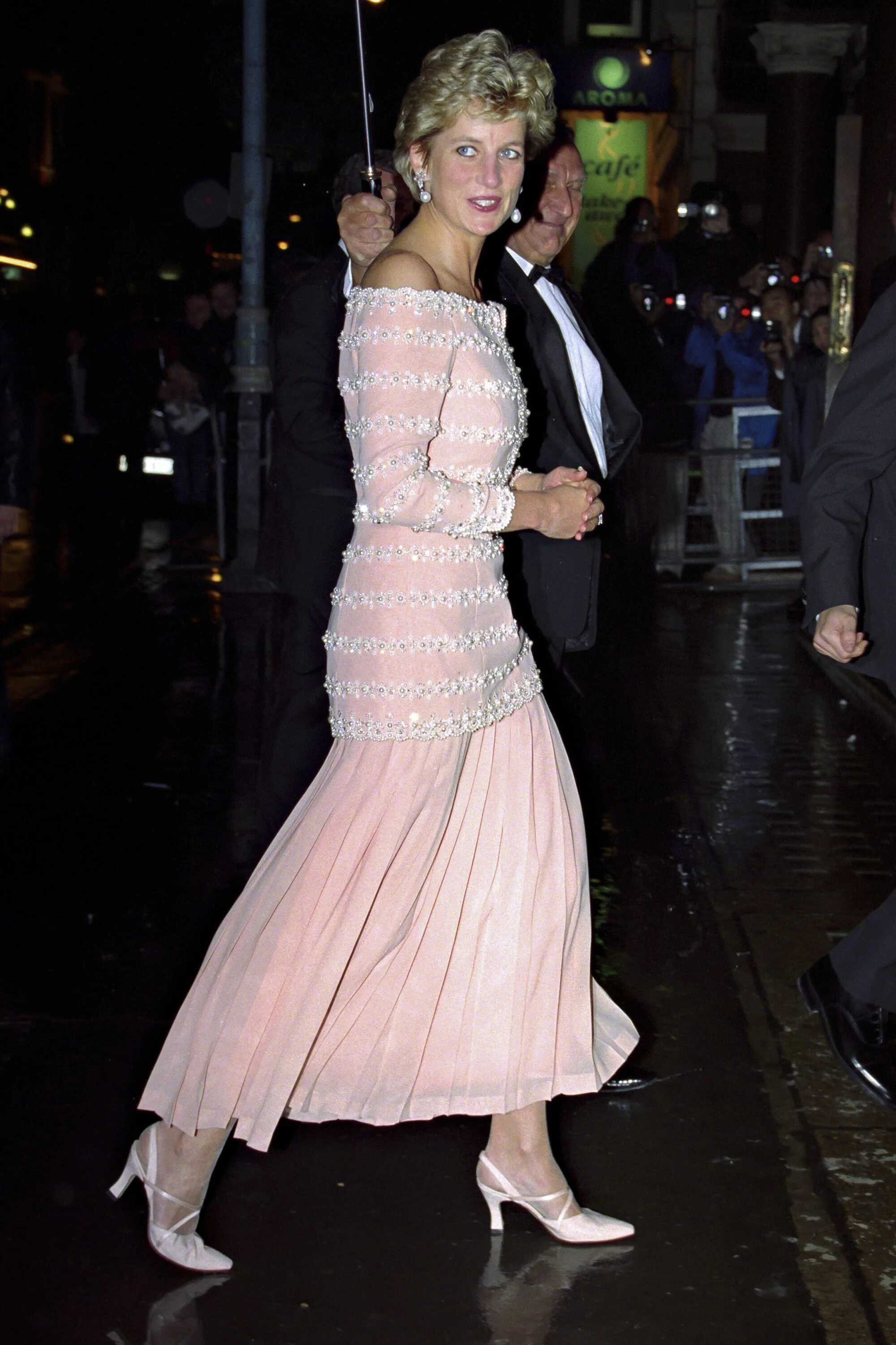 Платья диана фото A New Exhibit Features Pieces From Queen Elizabeth and Princess Diana's Closet P