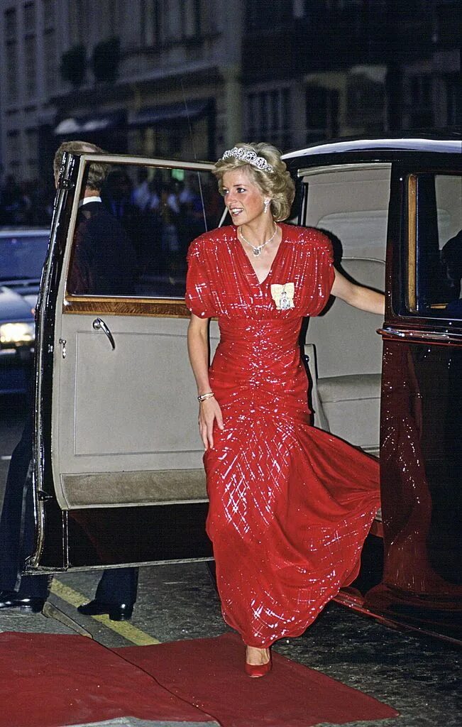 Платья диана фото Princess Diana Arriving By Rolls Royce Car For A Banquet At Claridges... Princes