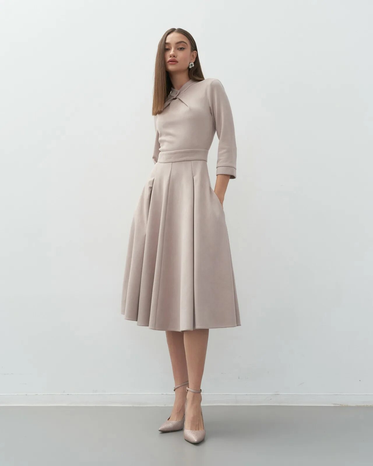 Платья длиной миди фото Платье длины миди с кнопкой на воротнике