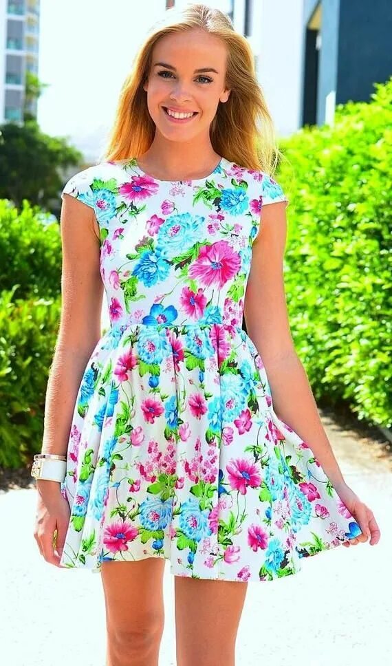 Платья для лета фото OMG! What a lucky girl to be so pretty! - Bright Floral Print Dress with Cinched