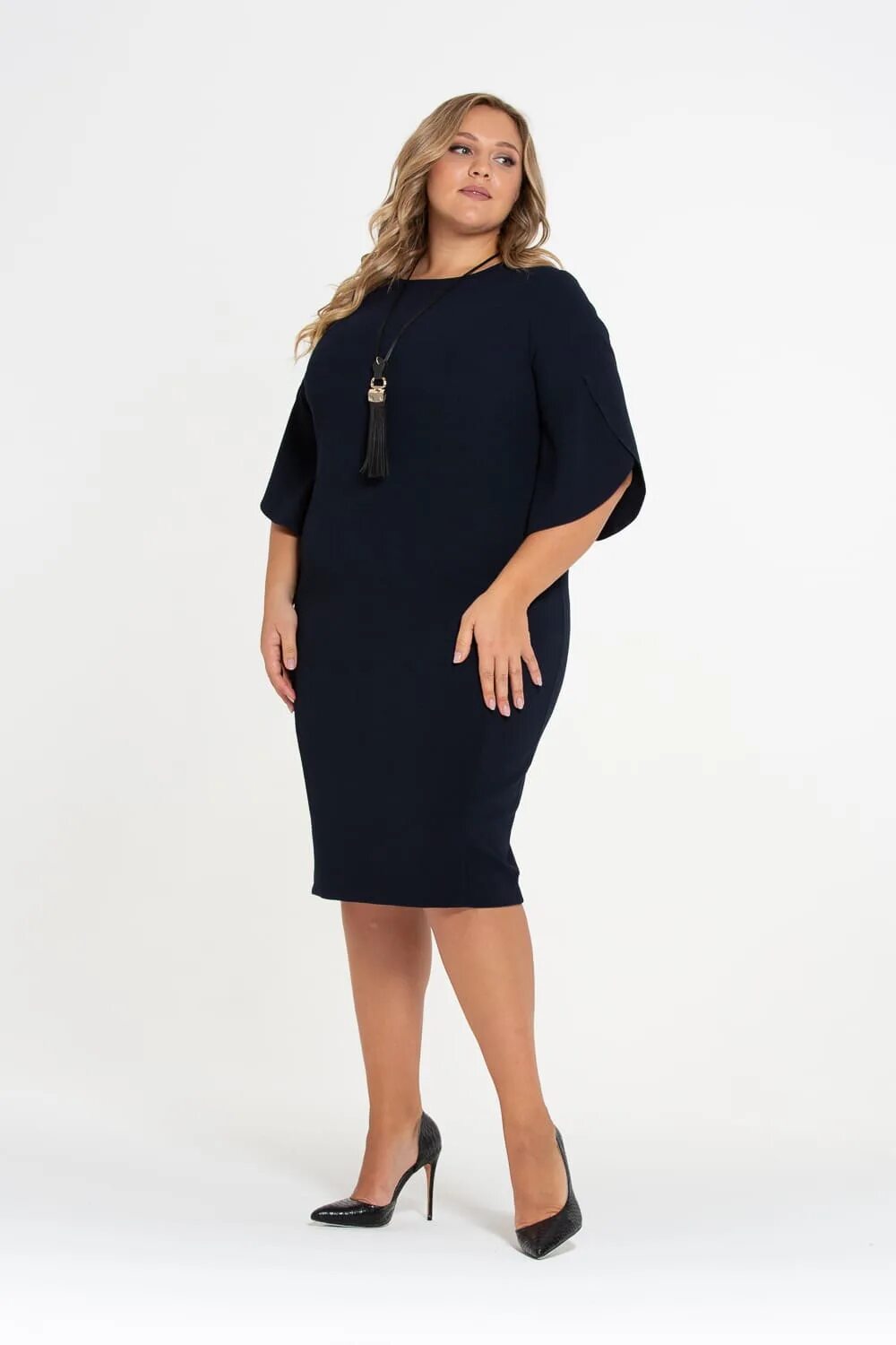 Платья для полных женщин стильные фото Платье-футляр с фантазийными рукавами, темно-синее - купить в Москве ◈ цена в ин