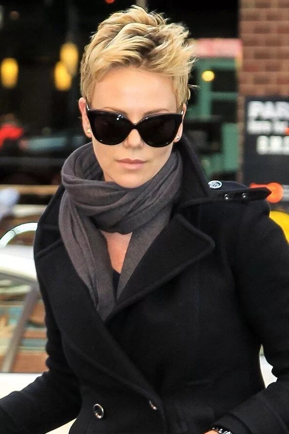 Платья для женщин с короткими стрижками Charlize Theron spiked short hair #shorthair by kenya Gaya rambut, Wanita, Rambu