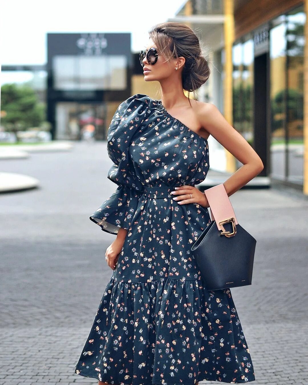 Платья для женщин стильные фото модные На данном изображении может находиться: один или несколько человек, люди стоят и