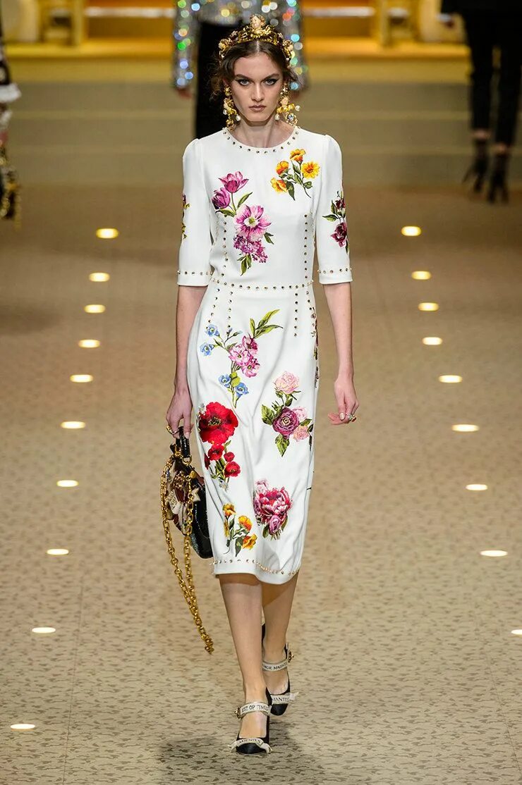 Платья дольче габбана фото Модный рай и ад: кудрявые купидоны, плюшевые панды и летающие сумки на шоу Dolce