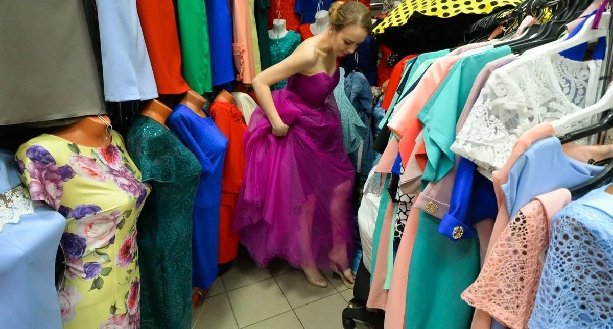 Платья екатеринбург таганский ряд фото цены Платье на выпускной на Таганском ряду: что купить, сколько стоит - 20 июня 2017 