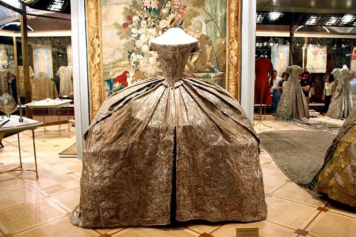 Платья екатерины фото And here is Catherine the Great’s wedding dress, now held in the Moscow Kremlin 