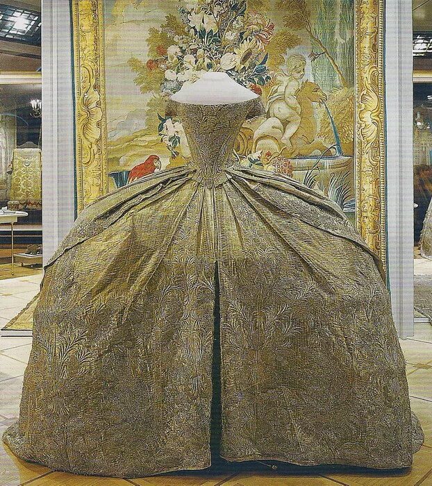 Платья екатерины фото Платье венчальное великой княгини Екатерины Алексеевны в Оружейной палате Москов