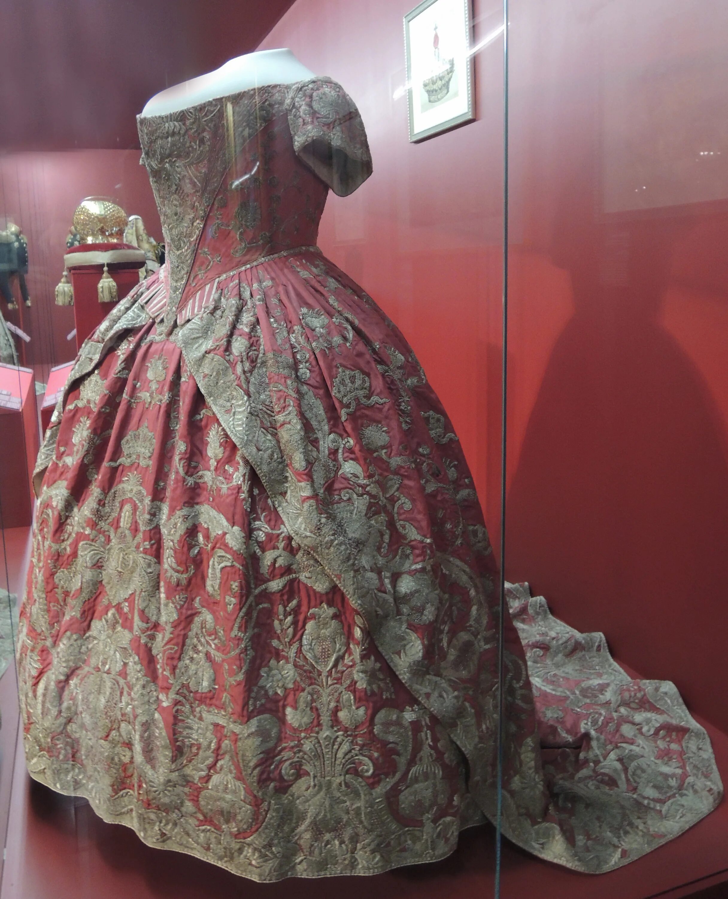 Платья екатерины фото File:Catherine I's coronation dress (1724, Kremlin) 02 by shakko.jpg - Wikimedia