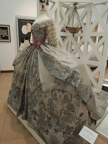 Платья екатерины фото Replica of Catherine II's wedding dress (1745) by MKhT school-studio.Венчальное 