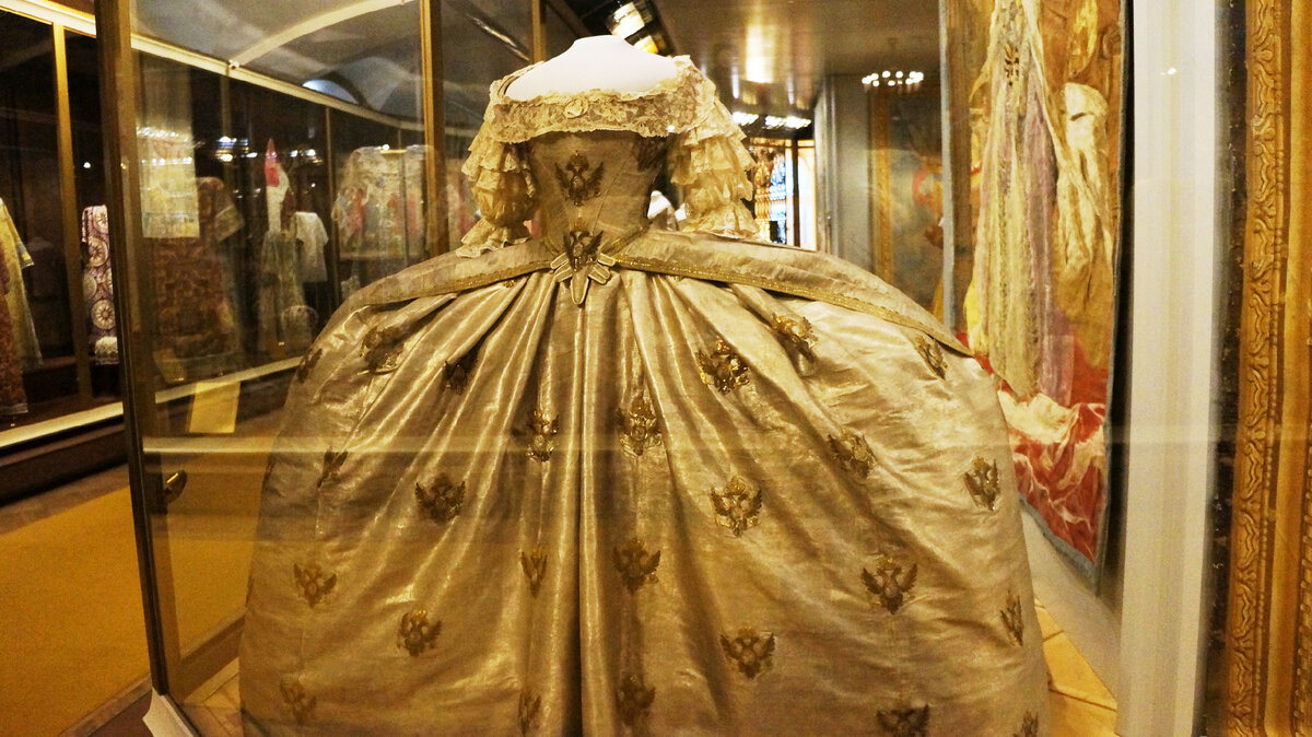 Платья екатерины фото Оружейная палата. Наряды. С каждым веком талии у императриц становились все тонь