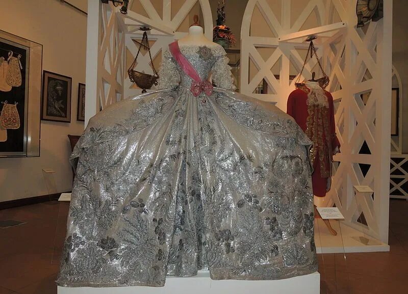 Платья екатерины фото Replica of Catherine II's wedding dress (1745) by MKhT school-studio.Венчальное 