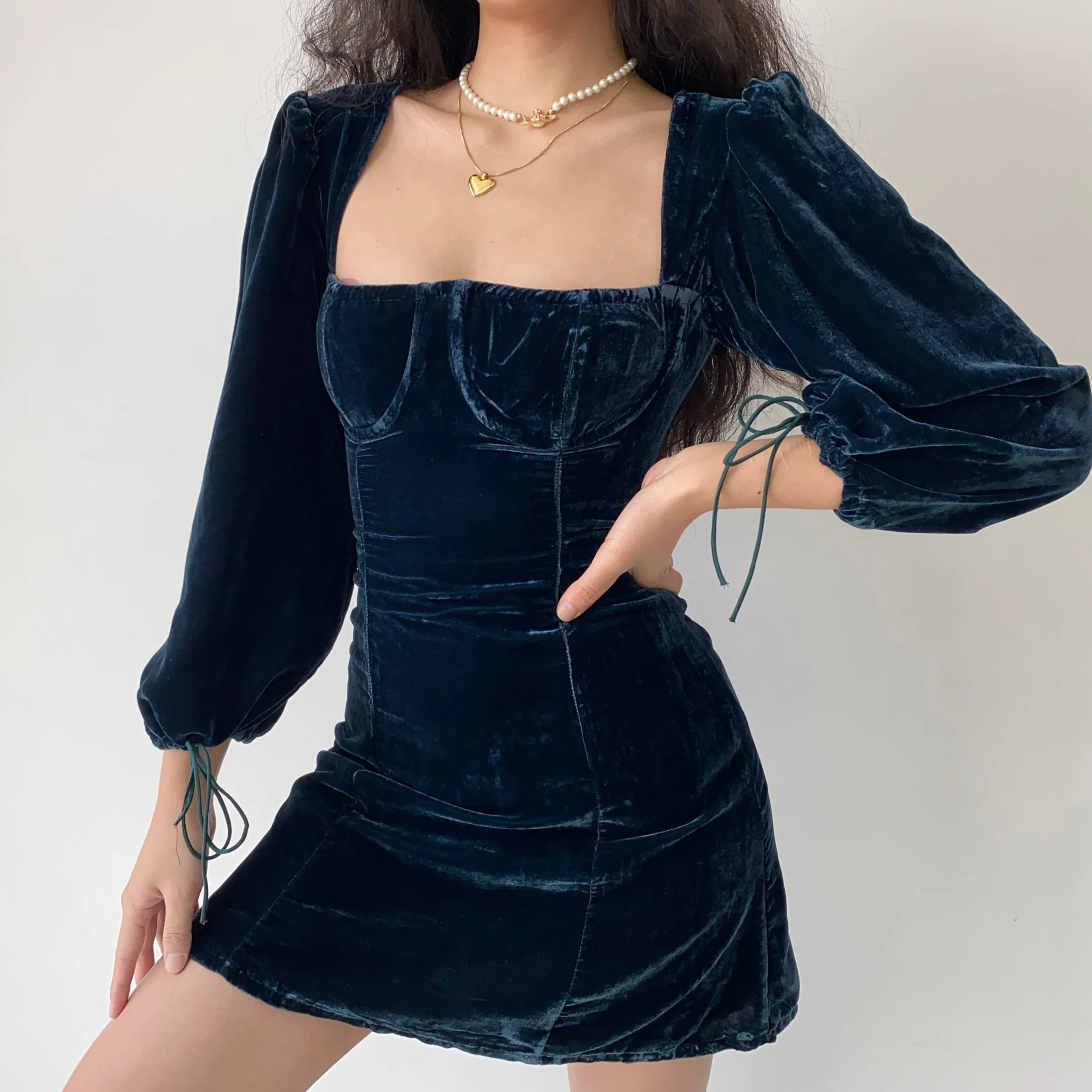 Платья фонарики фото Шелковое бархатное платье-трапеция с квадратным вырезом, узким рукавом-фонариком