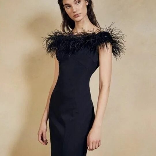Платья фото онлайн Черное длинное платье с перьями 039 - прокат от 4000 руб. Москва