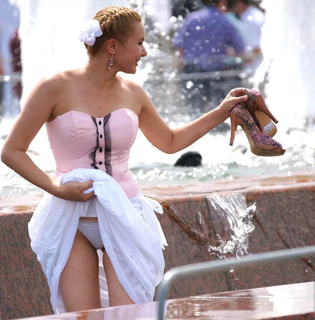 Платья фото под юбкой Воскресная подборка засветов для прокрастинирующих подглядывателей / #подсмотрен