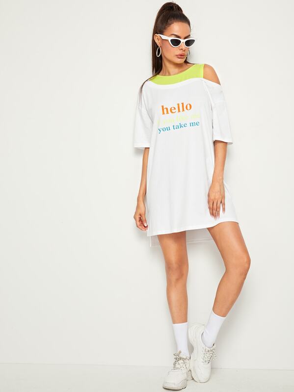 Платья футболки фото Платье-футболка с открытыми плечами и текстовым принтом, Белые, Andy - купить по