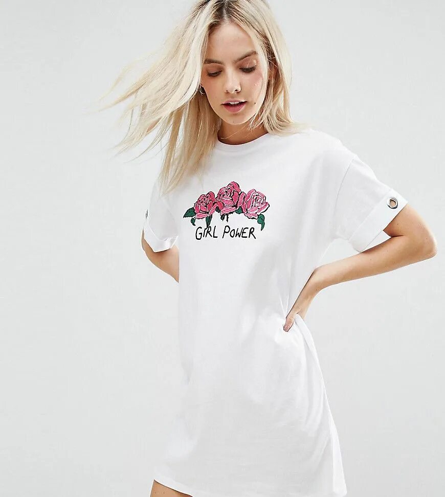Платья футболки фото ASOS PETITE - Girl Power - T-Shirt-Kleid mit aufgerollten Ärmeln und Ösen - Weiß