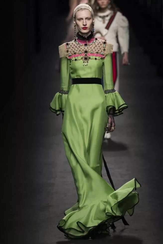 Платья гуччи фото Coleção // GUCCI, Milão, Inverno 2017 RTW // Foto 35 // Desfiles // FFW Couture 