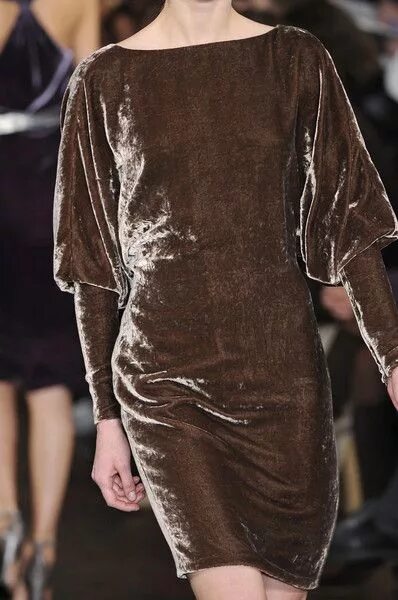 Платья из бархата фото Ralph Lauren at New York Fashion Week Fall 2009 Velvet clothes, Fashion dresses,