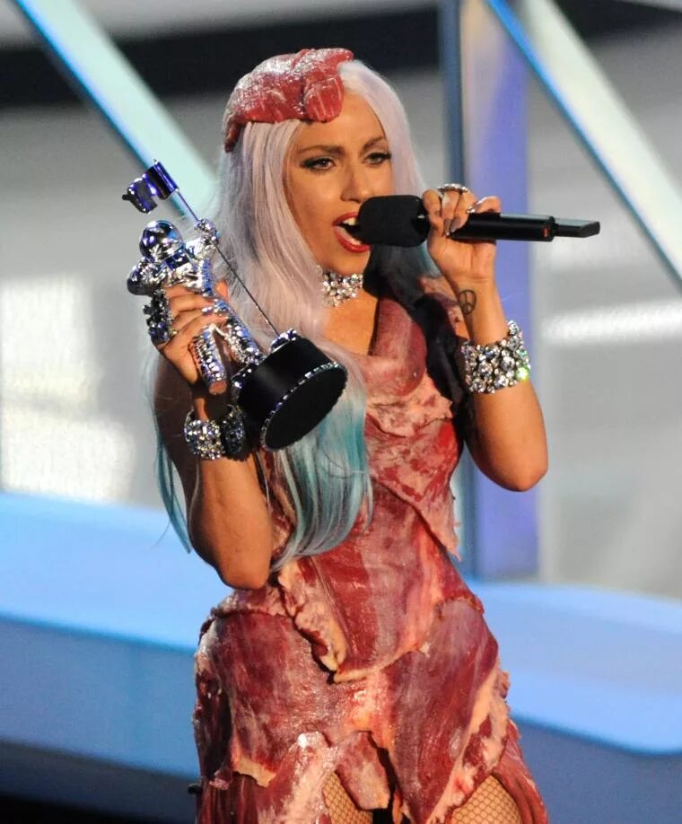 Платья из мяса фото Δέκα χρόνια στον αστερισμό της Lady Gaga