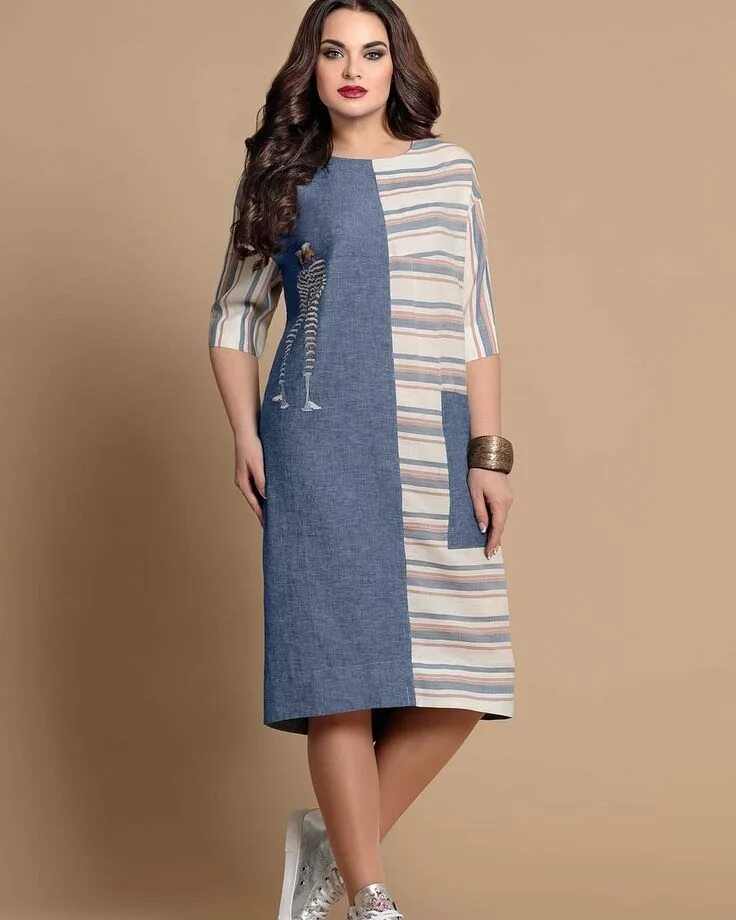 Платья из разной ткани фото Görüntünün olası içeriği: 1 kişi, ayakta ve çizgiler Летние платья, Одежда, Наря