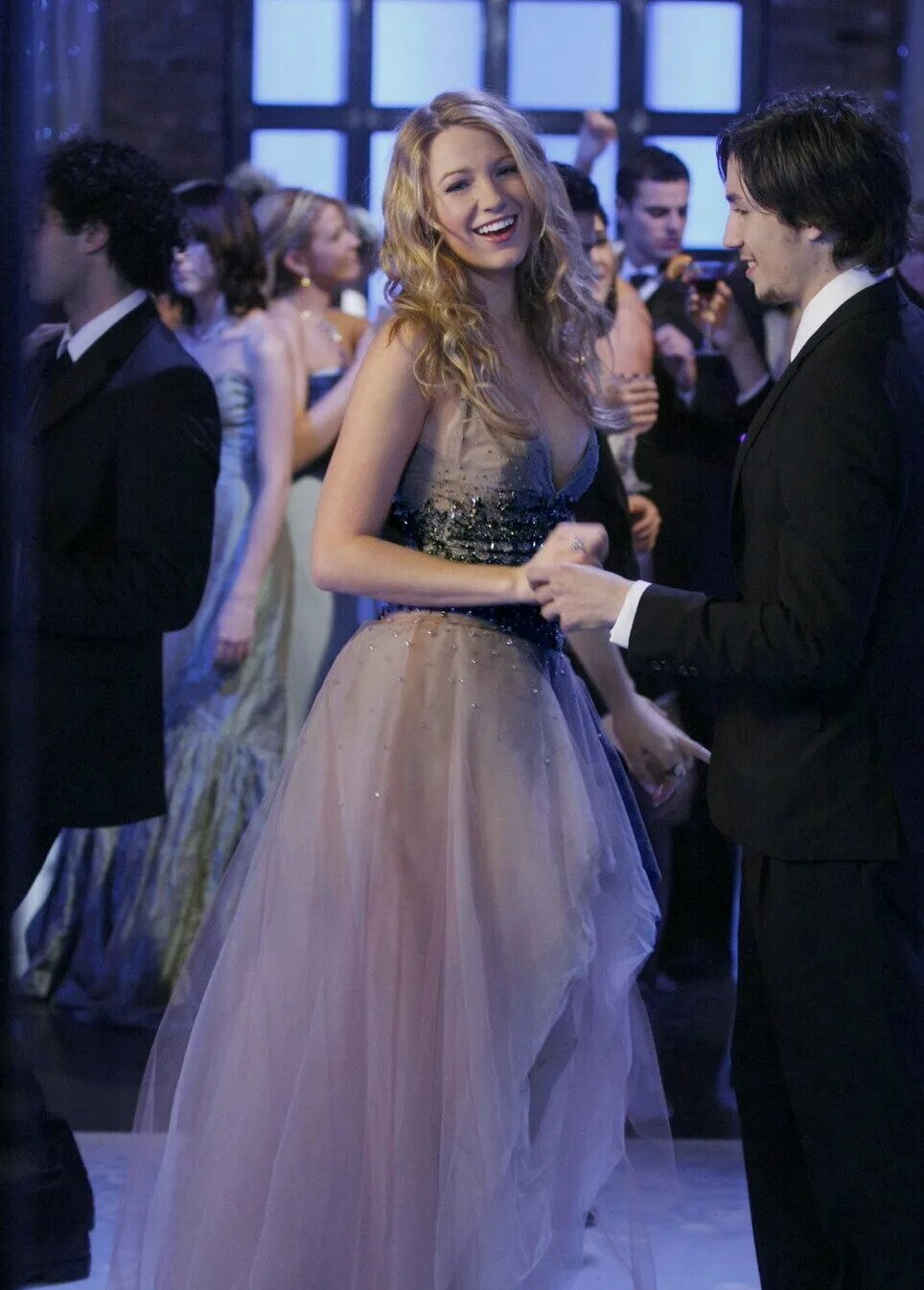 Платья из сериалов фото Фото: Сплетница / Кадр из сериала "Сплетница" (2007) #897889