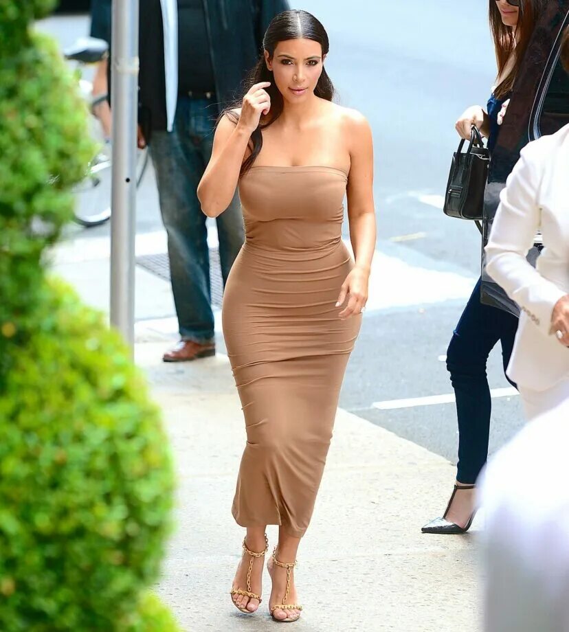 Платья ким кардашян фото Mia Khalifa, Kim Kardashian & Kylie Jenner's HOTTEST strapless bodycon dress mom