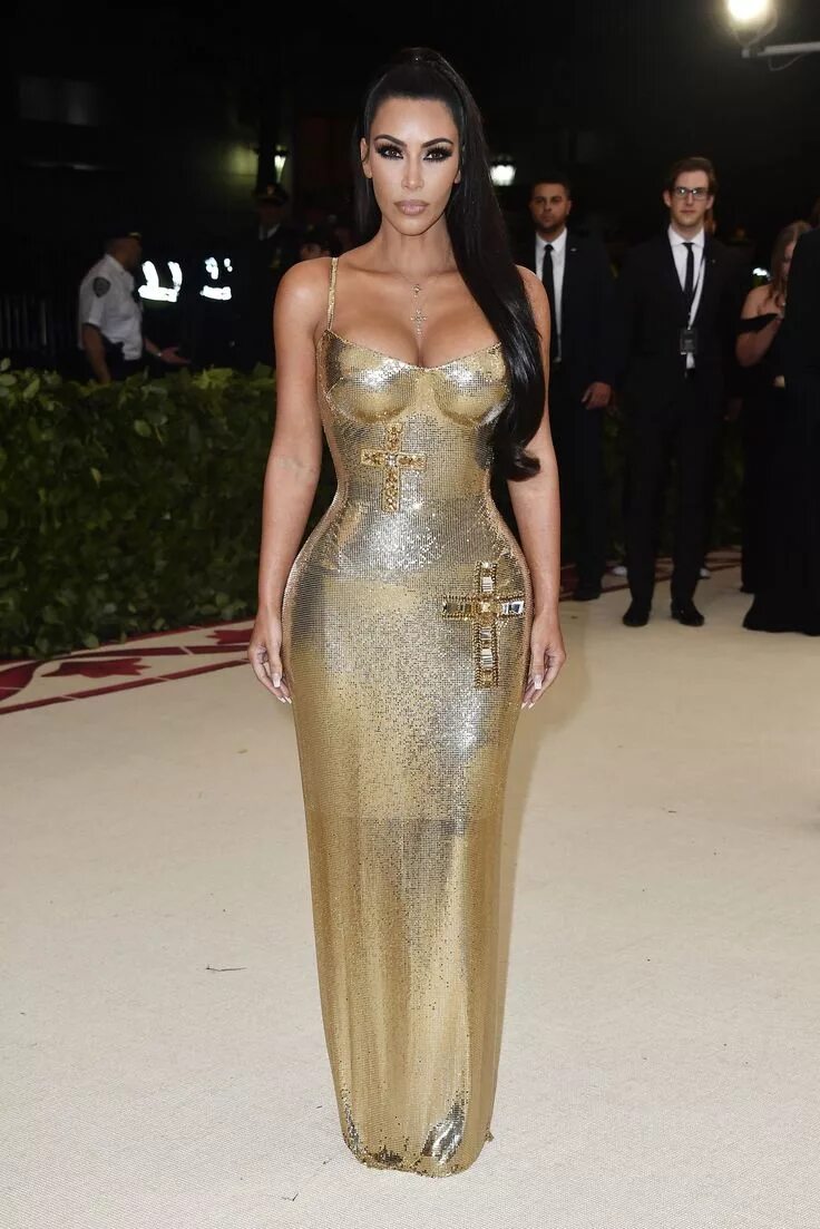 Платья ким кардашян фото Kim Kardashian Looks Unbelievably Good in This Gold Versace Dress at the 2018 Me