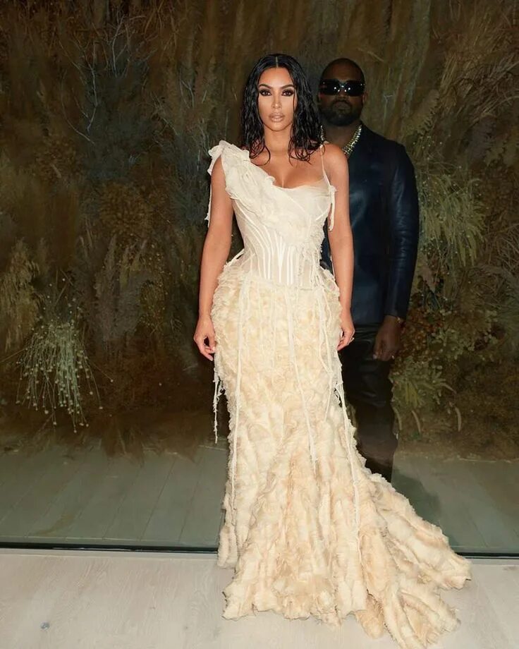 Платья ким кардашян фото Photos from Kim Kardashian and Kanye West at the 2020 Oscars - E! Online
