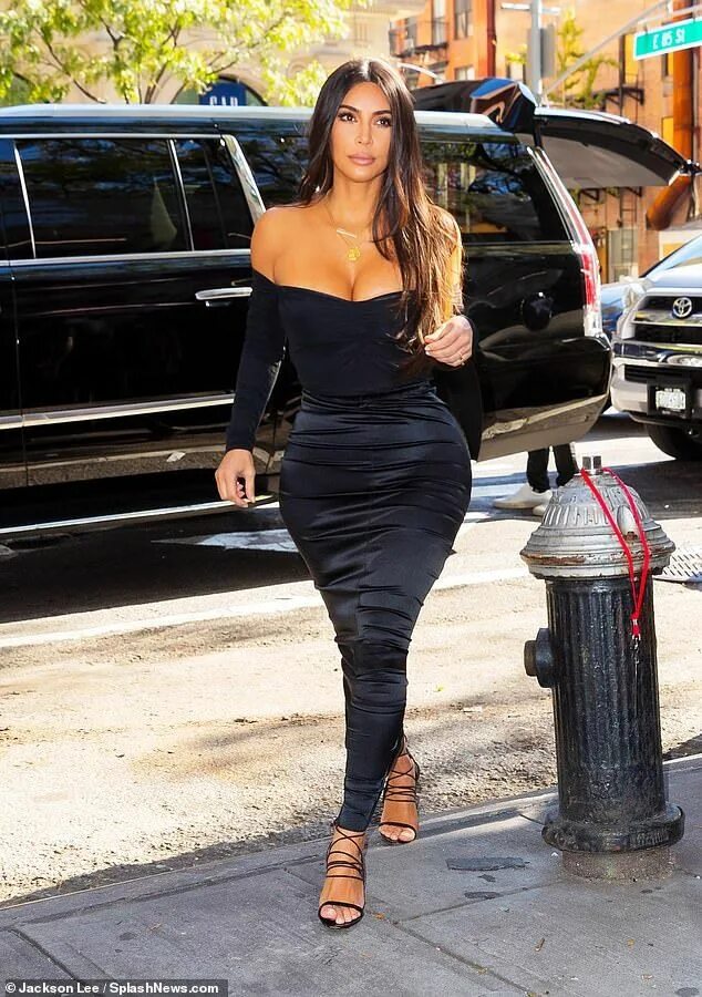 Платья ким кардашян фото Kim Kardashian nearly spills out of black satin dress in New York Moda de mujere