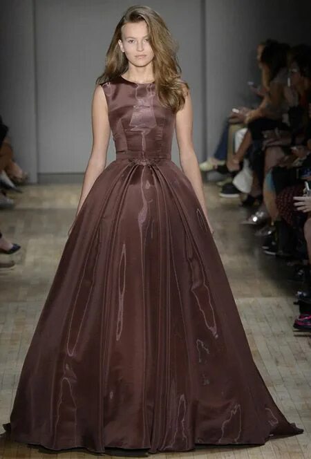 Платья коричневого цвета фото model-v-temno-korichnevom-plate-v-pol Fashion, Fashion week spring, Fashion week