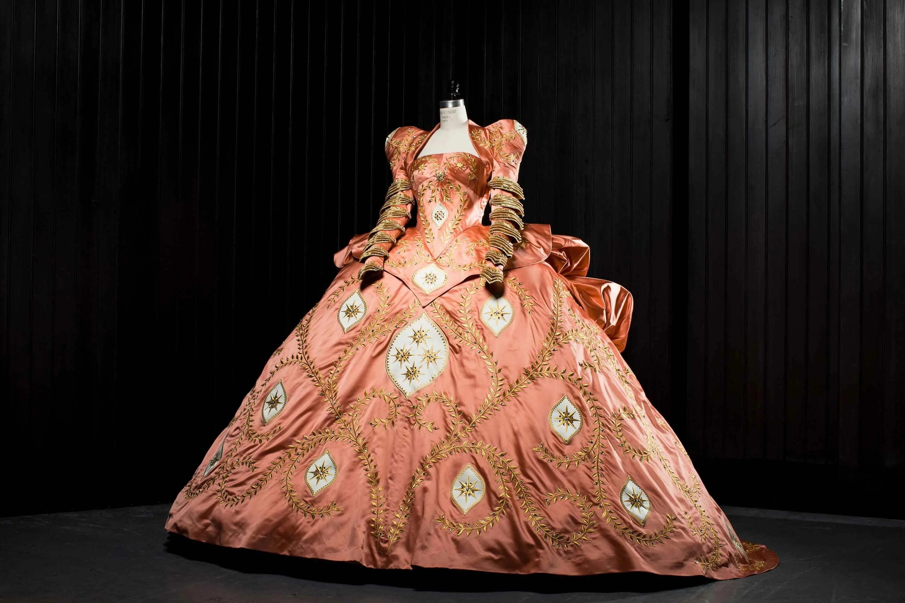 Платья королев фото Art Carnaval"お し ゃ れ ま と め の 人 気 ア イ デ ア ｜ Pinterest ｜ Anna Angarova 石 岡 瑛 子, 白 