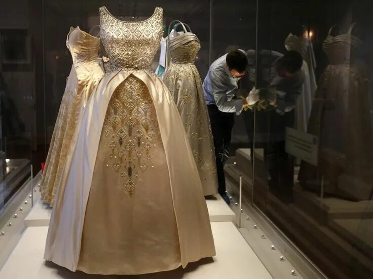 Платья королев фото Glamorous Royal Gowns at Kensington Palace