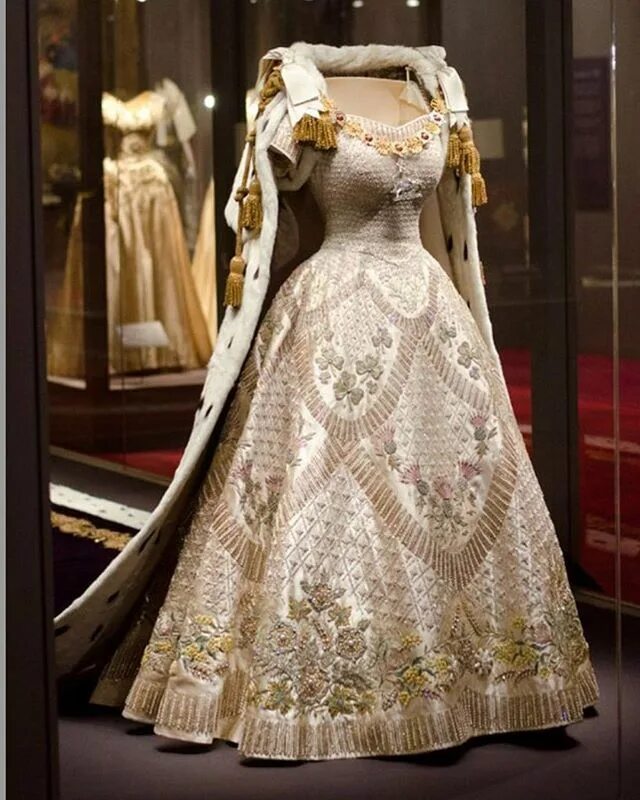 Платья королев фото The Queen's Coronation's dress, 1953 - on display at Buckingham Palace in centra