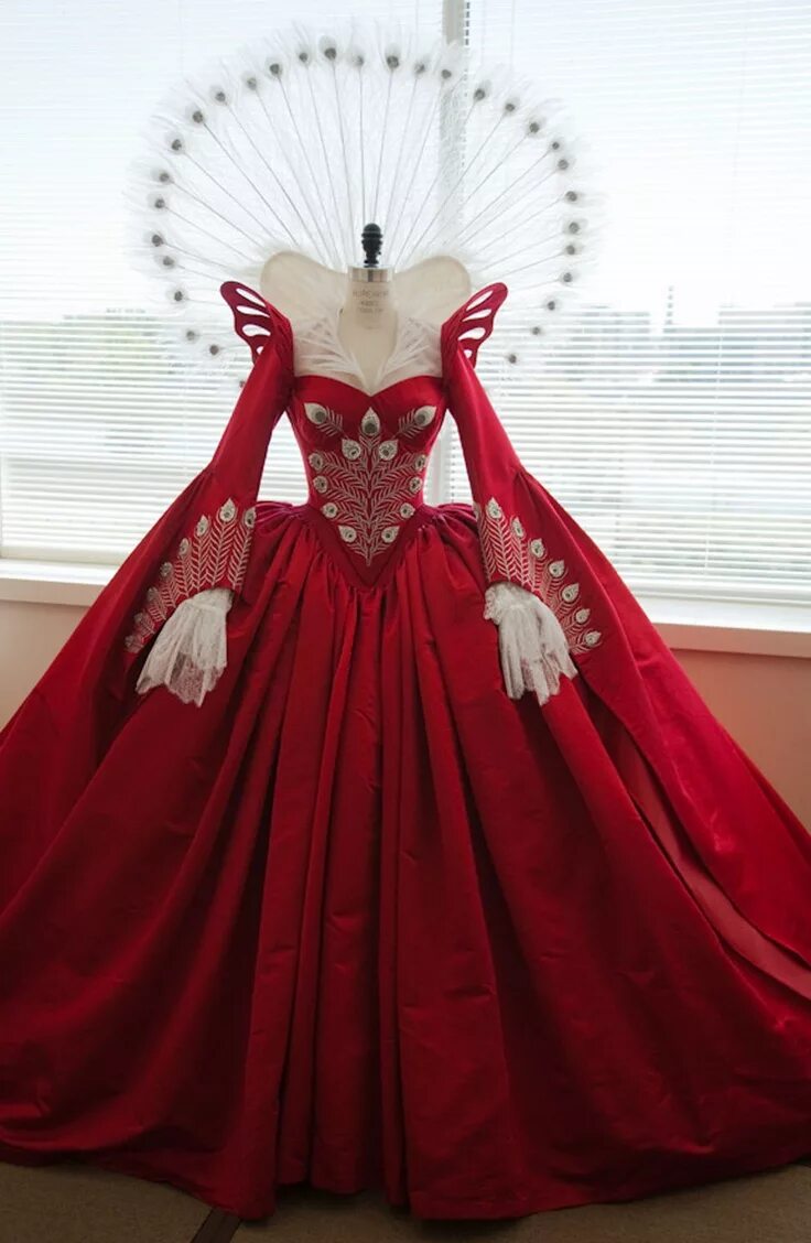 Платья королев фото La madrastra según Eiko Ishioka ('Mirror, Mirror'). Genius. Historical dresses, 