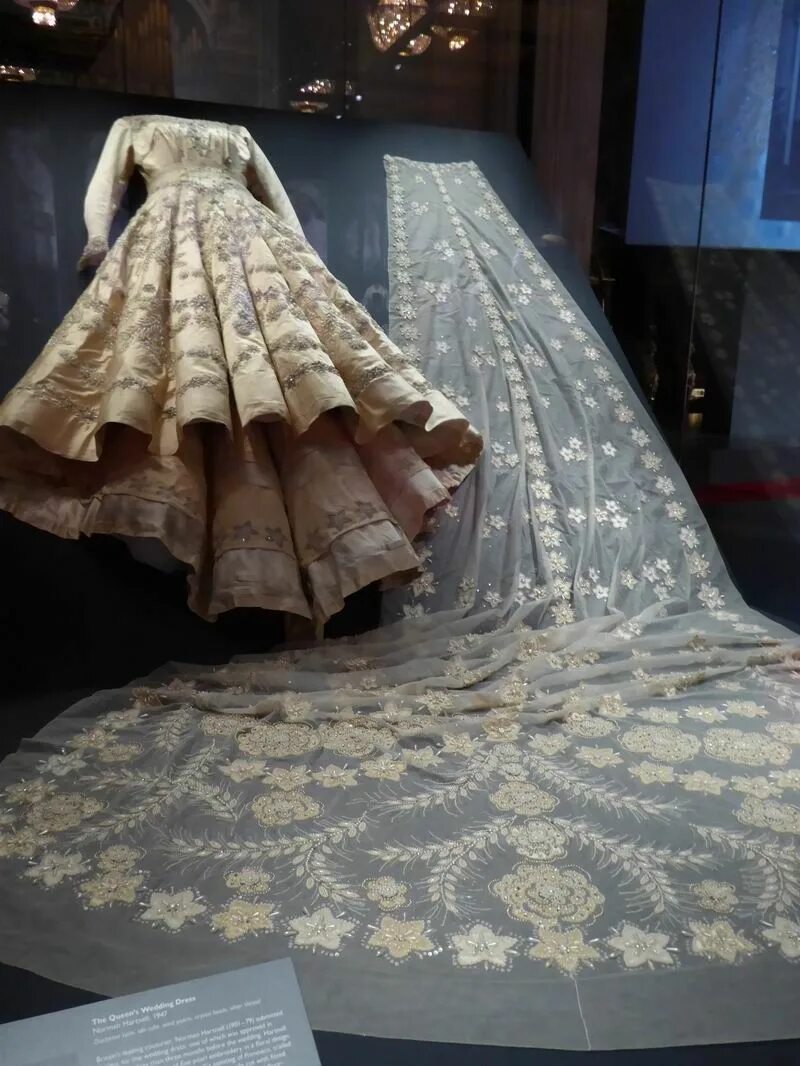 Платья королевы фото Fashioning a Reign: 90 Years of Style from the Queen's Wardrobe - Magnificent Ex