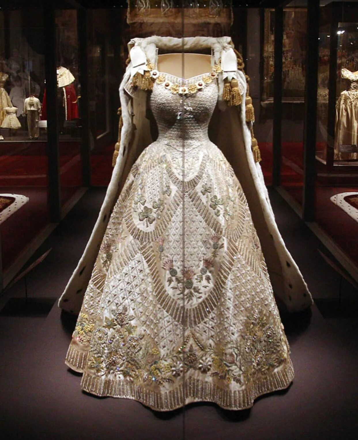 Платья королевы фото Pin by Chernobyl Show on Historic costume Royalty dresses, Queen costume, Histor