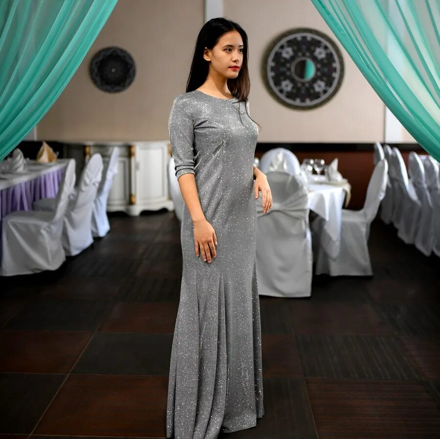 Платья красноярск фото Сеть магазинов "4 сезона" приглашает жительниц Красноярска за платьями к Новому 