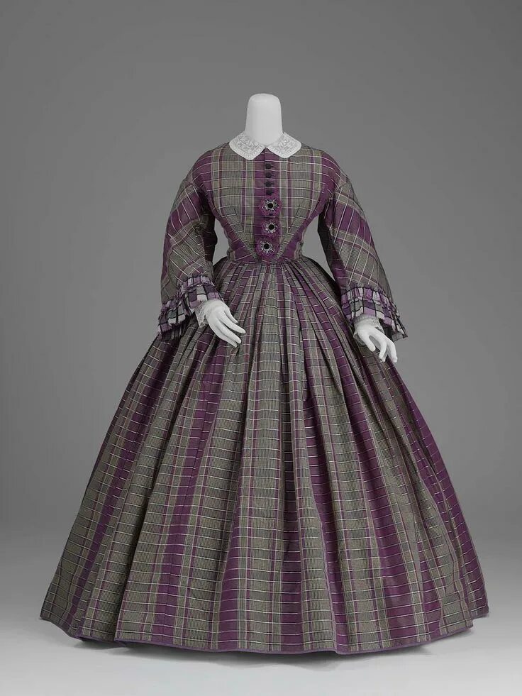 Платья лондона 17 века фото описание Day dress of purple, black, deep cream and white silk plaid taffeta; fitted bodi