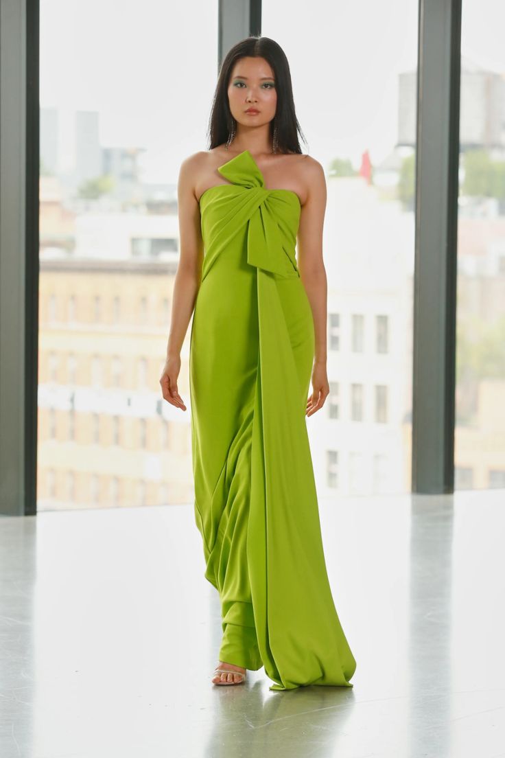 Платья любые фото Badgley Mischka Spring 2022 Ready-to-Wear Fashion Show Vogue Fashion show, Badgl