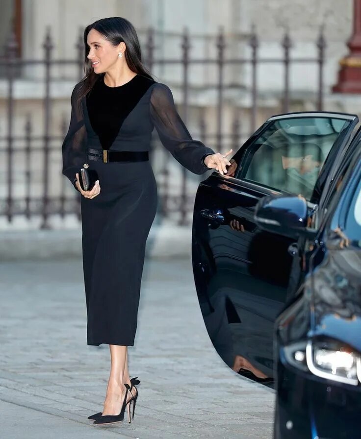 Платья меган маркл фото Why Meghan Markle Caused Such a Stir by Shutting a Car Door Meghan markle, How t