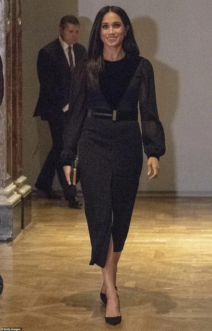 Платья меган маркл фото Pin by Hope Brown on HARRY AND MEGHAN - A PRINCESS IN TRAINING Givenchy dress, P